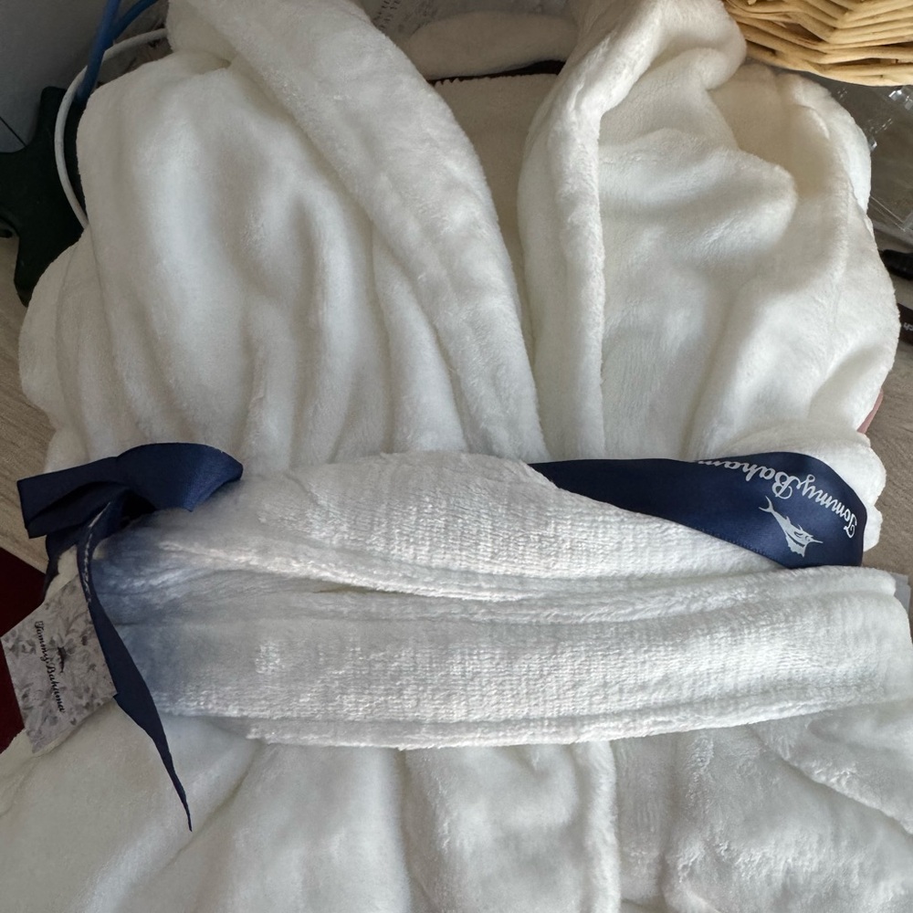 Tommy Bahama One Size Plush White Robe New